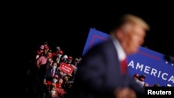 El presidente Donald Trump participa en un mitin de campaña en Newport, Virginia, el pasado 25 de septiembre, antes de conocerse que había dado positivo por COVID-19.