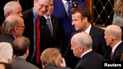 Shugaban Faransa Emmanuel Macron yayinda yake gaisawa da 'yan majalisun Amurka