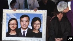 A priest consoles Amy Leung during a Hong Kong memorial service of her 58-year-old husband Ken, 21-year-old daughter Doris and 14-year-old daughter Jessie, who were kiled during a bus hijacking in the Philippines on Aug. 23, 2010.