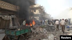 Khu vực trong thị trấn Atareb thuộc tỉnh Aleppo bị tàn phá vì không kích mà các nhà hoạt động nói rằng do lực lượng trung thành với Tổng thống al-Assad thực hiện 24/4/14