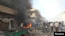 Cư dân kiểm tra hiện trường một vụ được cho là bom chùm do lực lượng trung thành với ông Assad thả xuống một khu vực của thành phố Aleppo, ngày 24/4/2014.
