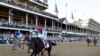 John Velázquez cruza la línea de meta con Medina Spirit para ganar la carrera 147 del Derby de Kentucky en Churchill Downs, el 1 de mayo de 2021, en Louisville, Kentucky.