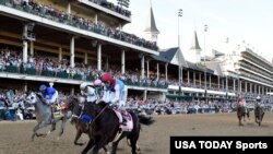 John Velázquez cruza la línea de meta con Medina Spirit para ganar la carrera 147 del Derby de Kentucky en Churchill Downs, el 1 de mayo de 2021, en Louisville, Kentucky.