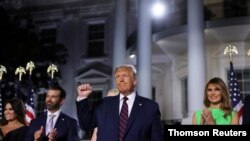 El presidente Donald Trump, junto a su hijo Donald Trump Jr. y su esposa, Melania Trump, en el cierre de la Convención Nacional Republicana, en la Casa Blanca.