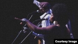 Muimbi Mary Bell aina Oliver Tuku Mtukudzi pane rimwe remapira avakaita vachiri kuimba pamwechete. Bell anoti ari kutadza kutambira kuti Mtukudzi akashaya.