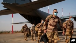 资料照片：法国军人乘坐美国军用运输机抵达尼日尔首都尼亚美机场。(2021年6月9日）