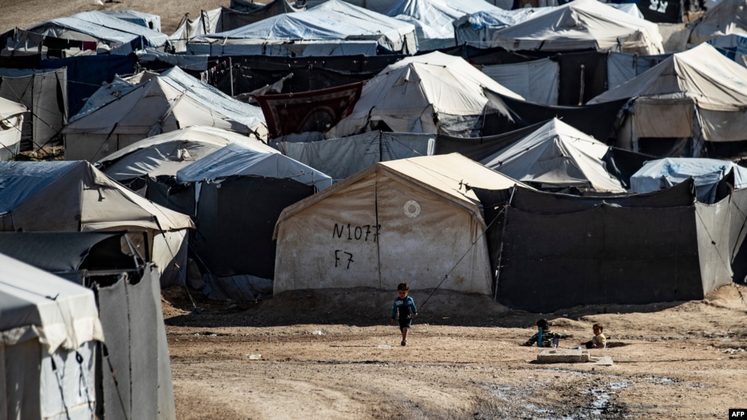 Anak-anak bermain di antara tenda-tenda di kamp al-Hol yang dikelola Kurdi, yang menampung kerabat yang dicurigai sebagai pejuang kelompok Negara Islam, di Provinsi Hasakeh Suriah timur laut, 17 Februari 2021. (Foto: AFP)