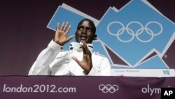 Guor Marial, pelari marathon 'tanpa negara' di Olimpiade Musim Panas, London 2012 dalam sebuah konferensi pers (10/8). Marial yang berasal dari Sudan Selatan, akan bertanding sebagai atlet independen dengan bendera Olimpiade (AP Photo/Darron Cummings).