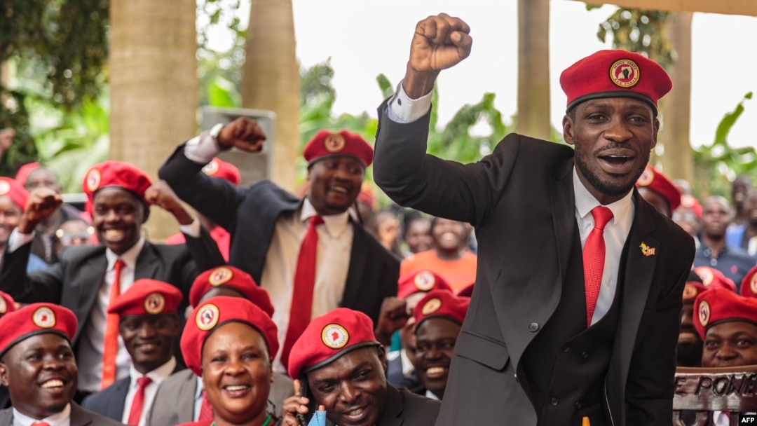 Umunyapolitike utavuga rumwe n'ubutegetsi buriho muri Uganda Robert Kyagulanyi, uzwi nka Bobi Wine, ashagawe n'abamushyigikiye.