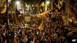 Los manifestantes entonaban eslóganes durante la manifestación de protesta en Barcelona, España, el jueves, 21 de septiembre, de 2017, para exigir la liberación de políticos catalanes detenidos.
