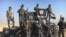 Dakarun kasar Iraqi na bikin murna akan shawo kan 'yan kungiyar ISIS yayin da suke rike da tutar 'yan ISIS a garin Mosul, ranar 23 ga watan Fabrairu, 2017&nbsp;(K. Omar/VOA)