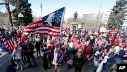 Para pendukung Donald Trump berdemonstrasi di gedung parlemen di Denver (4/3). (AP/Brennan Linsley)