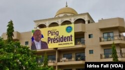 Affiches de campagne à Libreville.