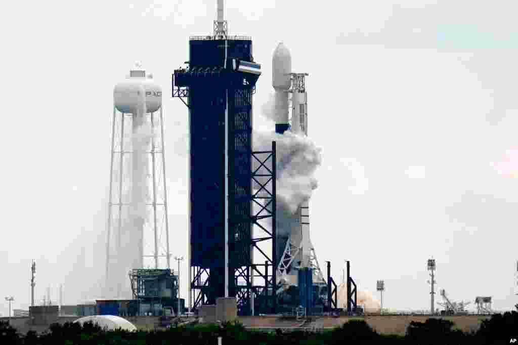 یک موشک فالکون ۹ از شرکت اسپیس اکس که قرار است ماهواره‌های استارلینک را به فضا ببرد. عکس از پایگاه کندی در مرکز فضایی در ایالت فلوریدا 