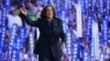 Kamala Harris izlazi na scenu United centra u Chicagu na završnoj večeri Demokratske nacionalne konvencije. (Foto: Reuters/Kevin Lamarque)