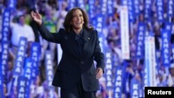 Kamala Harris izlazi na scenu United centra u Chicagu na završnoj večeri Demokratske nacionalne konvencije. (Foto: Reuters/Kevin Lamarque)