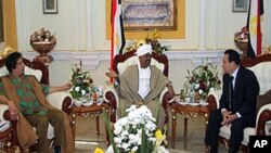 Sudanese President Omar al-Bashir (C) meets with Libyan leader Moamer Kadhafi (L) and Egypt's President Hosni Mubarak in Khartoum, 21 Dec 2010