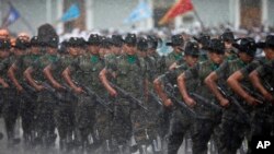 Soldados marchando bajo la lluvia durante una ceremonia militar en reconocimiento del nuevo presidente de Guatemala, Alejandro Maldonado, el 4 de septiembre, de 2015.