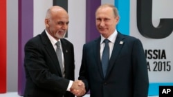 Presiden Rusia Vladimir Putin berjabat tangan dengan Presiden Afghanistan Ashraf Ghani Ahmadzai (kiri) dalam sebuah KTT ekonomi di Ufa, Rusia, 2015. (AP/Ivan Sekretarev)