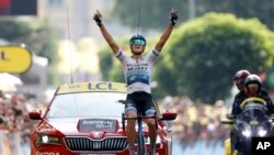 Matteo Trentin remporte la 7e étape du Tour de France, le 24 juillet, 2019. (AP Photo/Christophe Ena)