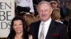 Aktori Gene Hackman së bashku me bashkëshorten e tij Betsy Arakawa ndërsa arrijnë në ceremoninë e çmimeve 'Golden Globes' në Berverly Hills më 2003