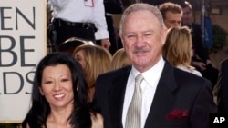 Aktor Gene Hackman bersama istrinya, Betsy Arakawa menghadiri acara Penghargaan Golden Globe Tahunan ke-60 di Beverly Hills, California, 19 Januari 2003. (Foto: Mark J. Terrill/AP Photo)