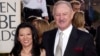 Aktor Gene Hackman (kanan) bersama istrinya, Betsy Arakawa, tiba untuk untuk Penghargaan Golden Globe Tahunan ke-60 di Beverly Hills, California, 19 Januari 2003 (foto: dok). 