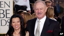 Aktor Gene Hackman (kanan) bersama istrinya, Betsy Arakawa, tiba untuk untuk Penghargaan Golden Globe Tahunan ke-60 di Beverly Hills, California, 19 Januari 2003 (foto: dok). 