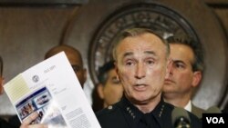 Mantan Kepala Kepolisian New York, William Bratton, yang direkrut oleh PM Cameron untuk menangani kerusuhan di Inggris.