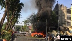 Motor-motor yang terbakar akibat ledakan bom di Gereja Pantekosta Pusat Surabaya, di Surabaya, Jawa Timur, 13 Mei 2018. (Foto: Antara via Reuters)