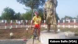 Le Marocain Mouhssine Lahssani pose à Dedougou devant le monument Ouezzin Coulibaly. (VOA/Kabore Salfo)