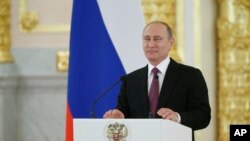 Le président Vladimir Poutine parle au Kremlin, Moscou, Russie, le 27 juillet 2016.