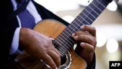El cantante de boleros mexicano Cuitlahuac Díaz toca su guitarra en una cantina de la Ciudad de México el 4 de noviembre de 2023.