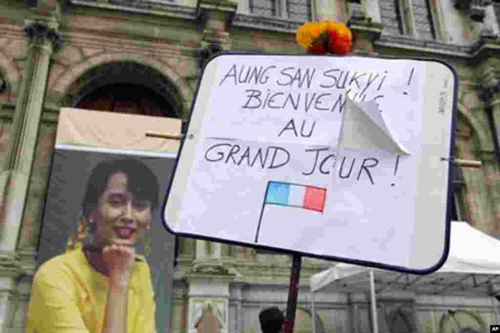 A placard reading : "Aung San Suu Kyi, Welcome to the Great Day !" with a French flag during a support demonstration for 1991 Peace Nobel Prize at Paris town hall, France, 13 Nov 2010.