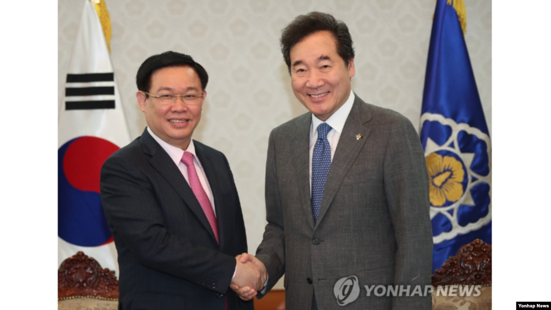 Vương Đình Huệ và Thủ Tướng Hàn Quốc, Lee Nak-yon (phải) tại Seoul ngày 21 tháng Sáu, 2019. (Yonhap)