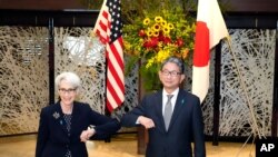 웬디 셔먼 미국 국무부 부장관(왼쪽)과 모리 다케오 일본 외무성 사무차관이 20일 도쿄에서 회담했다.