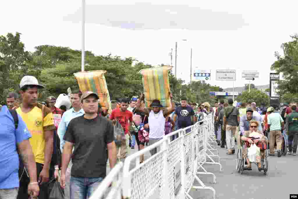 At the Simon Bolivar International Bridge, Venezuelans can get cash for bits of gold or silver, even hair. (Photo: Daniel Huertas / VOA Spanish) 