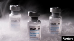 Frascos de vacunas para COVID-19 en hielo seco en esta ilustración del 4 de diciembre de 2020.