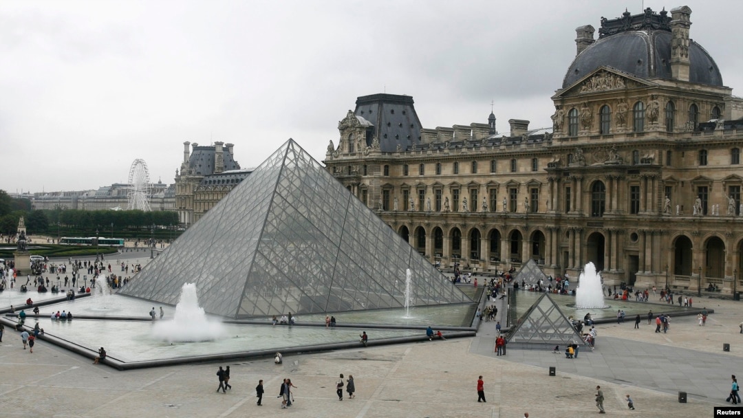 Museum Louvre di Paris, Perancis, berbentuk piramida kaca raksasa, karya arsitek IM Pei. (Foto: dok).
