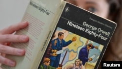 读者手捧英国作家乔治·奥威尔的小说《1984》