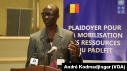Issa Doubragne, ministre tchadien de l'Economie et de la planification du développement, au Tchad, le 9 mai 2018. (VOA/André Kodmadjingar)