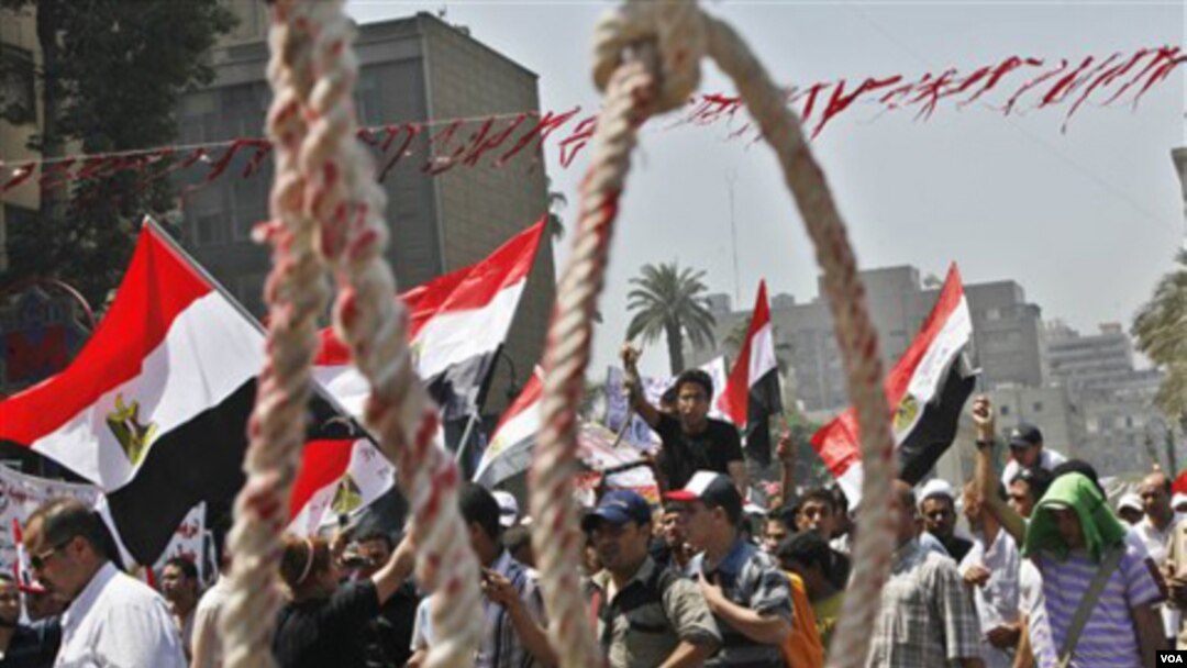 Para demonstran Mesir tetap berkumpul di lapangan Tahrir, Kairo menuntut dipercepatnya reformasi dan hukuman bagi para pejabat rejim Mubarak (16/7).