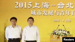 台北市长柯文哲（左）2015年8月18日在上海出席双城论坛时与届时的上海市长杨雄合影。