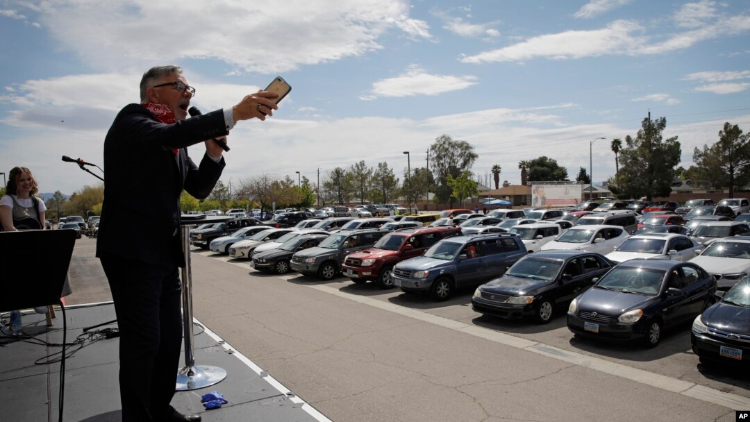 Ilustrasi. Pastor Paul Marc Goulet berbicara kepada orang-orang di dalam mobil mereka di sebuah layanan drive-in Paskah di Gereja Internasional Las Vegas, Minggu, 12 April 2020, di Las Vegas. (Foto: AP)