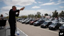 Ilustrasi. Pastor Paul Marc Goulet berbicara kepada orang-orang di dalam mobil mereka di sebuah layanan drive-in Paskah di Gereja Internasional Las Vegas, Minggu, 12 April 2020, di Las Vegas. (Foto: AP)