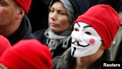 En esta foto de archivo, un manifestante usa una máscara de Guy Fawkes durante una manifestación en Carhaix, en el occidente de Francia. Nov. 30, 2013. 