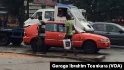 Des habitants d'Abidjan, en Côte d'Ivoire, le 8 octobre 2017. 