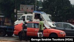 Les Abidjanais vaquent à leurs occupations avec beaucoup d'inquiétudes, à Abidjan, en Côte d'Ivoire, le 8 octobre 2017. 