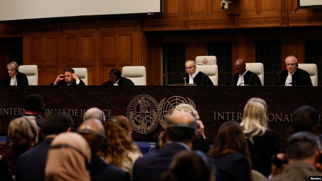 Hakim Nawaf Salam, presiden Mahkamah Internasional (ICJ) memimpin Mahkamah Internasional (ICJ), di Den Haag, Belanda 24 Mei 2024, saat mengeluarkan putusan mengenai permintaan Afrika Selatan untuk memerintahkan penghentian serangan Israel di Rafah di Gaza. (REUTERS/Johanna Geron)