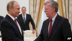 Presiden Rusia Vladimir Putin bertemu dengan penasihat keamanan nasional AS John Bolton di Kremlin, hari Rabu (27/6). 